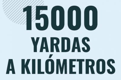 Profesor en pizarra explicando cuanto es 15000 yardas en kilometros o como pasar de 15000 yd a km