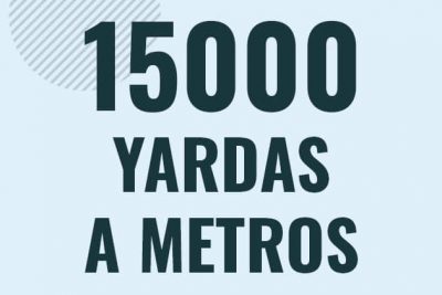 Profesor en pizarra explicando cuanto es 15000 yardas en metros o como pasar de 15000 yd a m