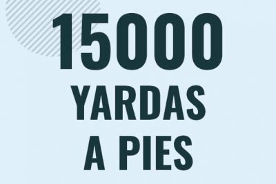 Profesor en pizarra explicando cuanto es 15000 yardas en pies o como pasar de 15000 yd a ft