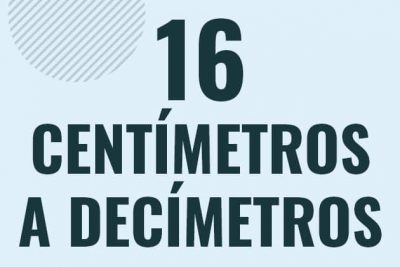 Profesor en pizarra explicando cuanto es 16 centimetros en decimetros o como pasar de 16 cm a dm