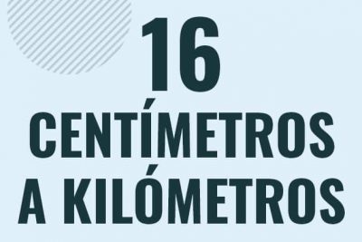 Profesor en pizarra explicando cuanto es 16 centimetros en kilometros o como pasar de 16 cm a km