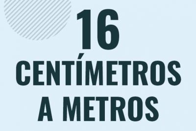 Profesor en pizarra explicando cuanto es 16 centimetros en metros o como pasar de 16 cm a m