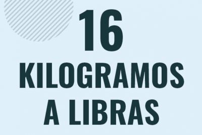 Profesor en pizarra explicando cuanto es 16 kilogramos en libras o como pasar de 16 kg a lb