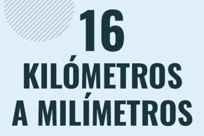 Profesor en pizarra explicando cuanto es 16 kilometros en milimetros o como pasar de 16 km a mm