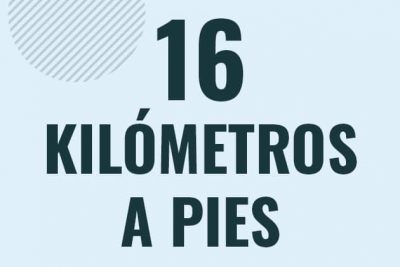 Profesor en pizarra explicando cuanto es 16 kilometros en pies o como pasar de 16 km a ft