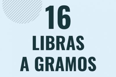 Profesor en pizarra explicando cuanto es 16 libras en gramos o como pasar de 16 lb a g