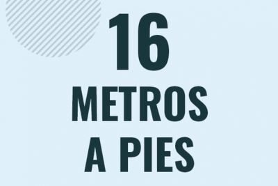Profesor en pizarra explicando cuanto es 16 metros en pies o como pasar de 16 m a ft