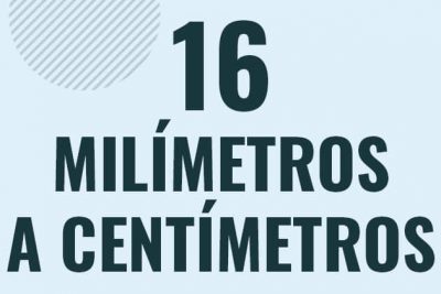 Profesor en pizarra explicando cuanto es 16 milimetros en centimetros o como pasar de 16 mm a cm