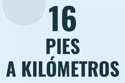 Profesor en pizarra explicando cuanto es 16 pies en kilometros o como pasar de 16 ft a km