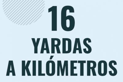 Profesor en pizarra explicando cuanto es 16 yardas en kilometros o como pasar de 16 yd a km
