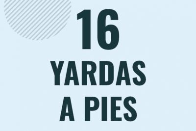 Profesor en pizarra explicando cuanto es 16 yardas en pies o como pasar de 16 yd a ft