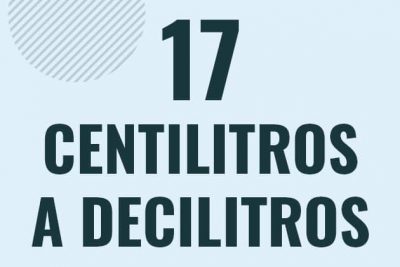 Profesor en pizarra explicando cuanto es 17 centilitros en decilitros o como pasar de 17 cl a dl