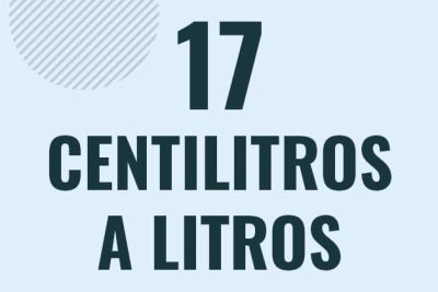 Profesor en pizarra explicando cuanto es 17 centilitros en litros o como pasar de 17 cl a l