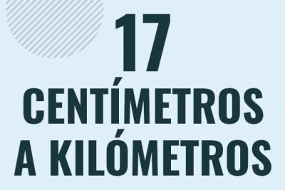 Profesor en pizarra explicando cuanto es 17 centimetros en kilometros o como pasar de 17 cm a km