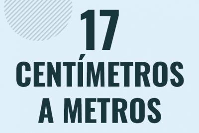 Profesor en pizarra explicando cuanto es 17 centimetros en metros o como pasar de 17 cm a m