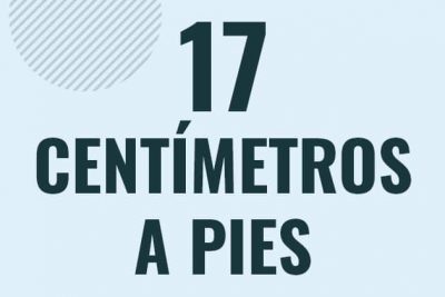 Profesor en pizarra explicando cuanto es 17 centimetros en pies o como pasar de 17 cm a ft