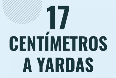 Profesor en pizarra explicando cuanto es 17 centimetros en yardas o como pasar de 17 cm a yd