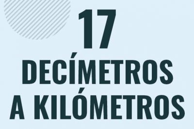 Profesor en pizarra explicando cuanto es 17 decimetros en kilometros o como pasar de 17 dm a km