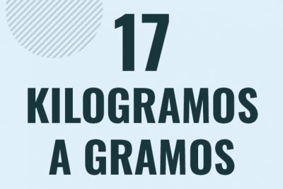 Profesor en pizarra explicando cuanto es 17 kilogramos en gramos o como pasar de 17 kg a g