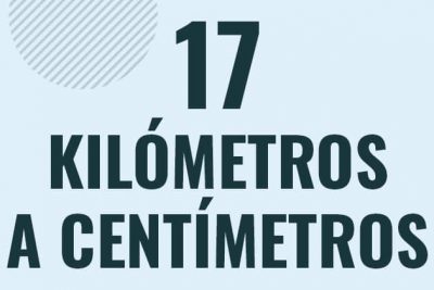 Profesor en pizarra explicando cuanto es 17 kilometros en centimetros o como pasar de 17 km a cm