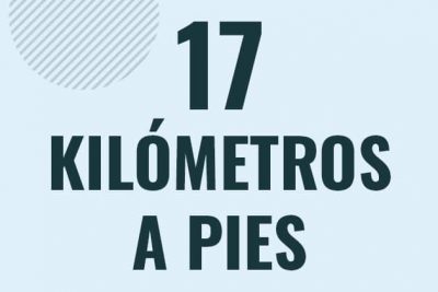Profesor en pizarra explicando cuanto es 17 kilometros en pies o como pasar de 17 km a ft