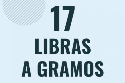 Profesor en pizarra explicando cuanto es 17 libras en gramos o como pasar de 17 lb a g