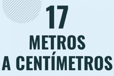 Profesor en pizarra explicando cuanto es 17 metros en centimetros o como pasar de 17 m a cm