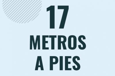 Profesor en pizarra explicando cuanto es 17 metros en pies o como pasar de 17 m a ft