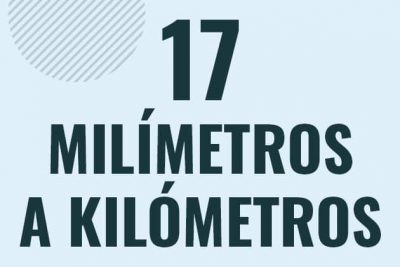 Profesor en pizarra explicando cuanto es 17 milimetros en kilometros o como pasar de 17 mm a km