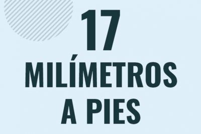 Profesor en pizarra explicando cuanto es 17 milimetros en pies o como pasar de 17 mm a ft