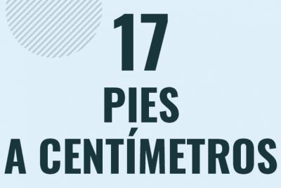 Profesor en pizarra explicando cuanto es 17 pies en centimetros o como pasar de 17 ft a cm