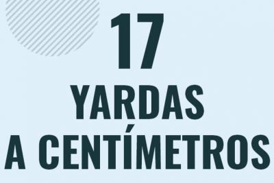 Profesor en pizarra explicando cuanto es 17 yardas en centimetros o como pasar de 17 yd a cm