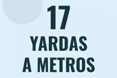 Profesor en pizarra explicando cuanto es 17 yardas en metros o como pasar de 17 yd a m