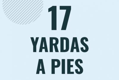 Profesor en pizarra explicando cuanto es 17 yardas en pies o como pasar de 17 yd a ft