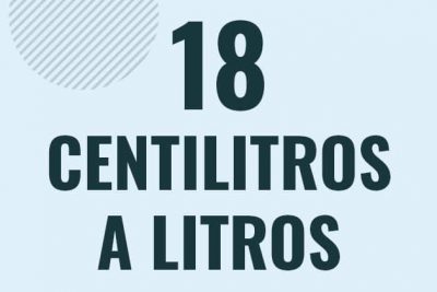 Profesor en pizarra explicando cuanto es 18 centilitros en litros o como pasar de 18 cl a l