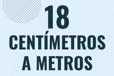 Profesor en pizarra explicando cuanto es 18 centimetros en metros o como pasar de 18 cm a m
