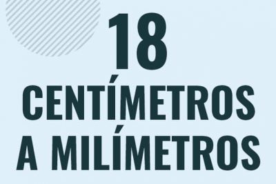 Profesor en pizarra explicando cuanto es 18 centimetros en milimetros o como pasar de 18 cm a mm