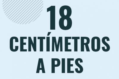 Profesor en pizarra explicando cuanto es 18 centimetros en pies o como pasar de 18 cm a ft