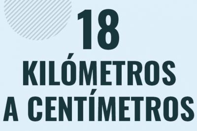 Profesor en pizarra explicando cuanto es 18 kilometros en centimetros o como pasar de 18 km a cm