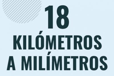 Profesor en pizarra explicando cuanto es 18 kilometros en milimetros o como pasar de 18 km a mm