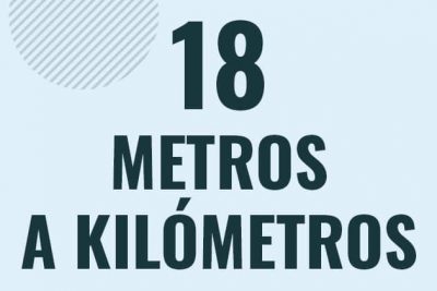 Profesor en pizarra explicando cuanto es 18 metros en kilometros o como pasar de 18 m a km