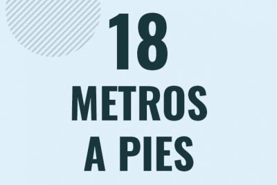 Profesor en pizarra explicando cuanto es 18 metros en pies o como pasar de 18 m a ft