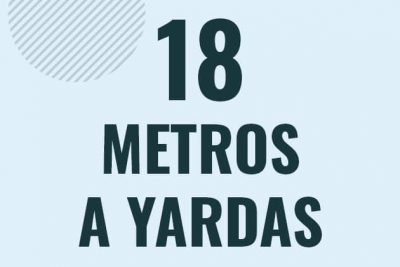 Profesor en pizarra explicando cuanto es 18 metros en yardas o como pasar de 18 m a yd