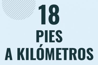 Profesor en pizarra explicando cuanto es 18 pies en kilometros o como pasar de 18 ft a km