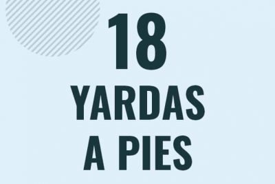 Profesor en pizarra explicando cuanto es 18 yardas en pies o como pasar de 18 yd a ft