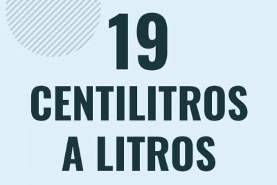 Profesor en pizarra explicando cuanto es 19 centilitros en litros o como pasar de 19 cl a l