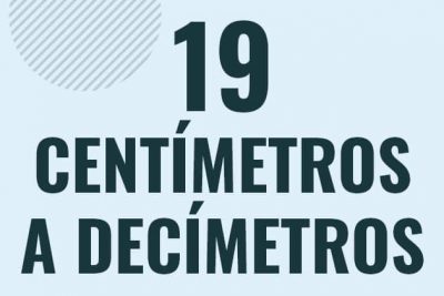 Profesor en pizarra explicando cuanto es 19 centimetros en decimetros o como pasar de 19 cm a dm