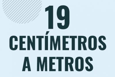 Profesor en pizarra explicando cuanto es 19 centimetros en metros o como pasar de 19 cm a m