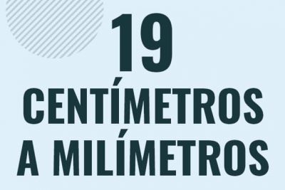 Profesor en pizarra explicando cuanto es 19 centimetros en milimetros o como pasar de 19 cm a mm