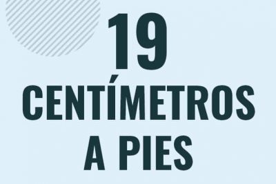 Profesor en pizarra explicando cuanto es 19 centimetros en pies o como pasar de 19 cm a ft